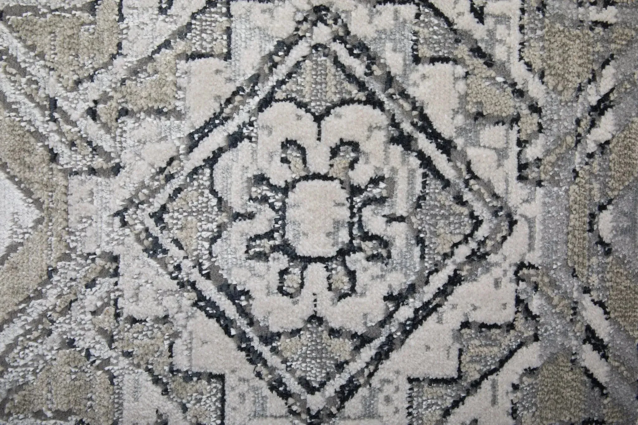 Macklaine MCK39LGF Silver/Ivory Rug